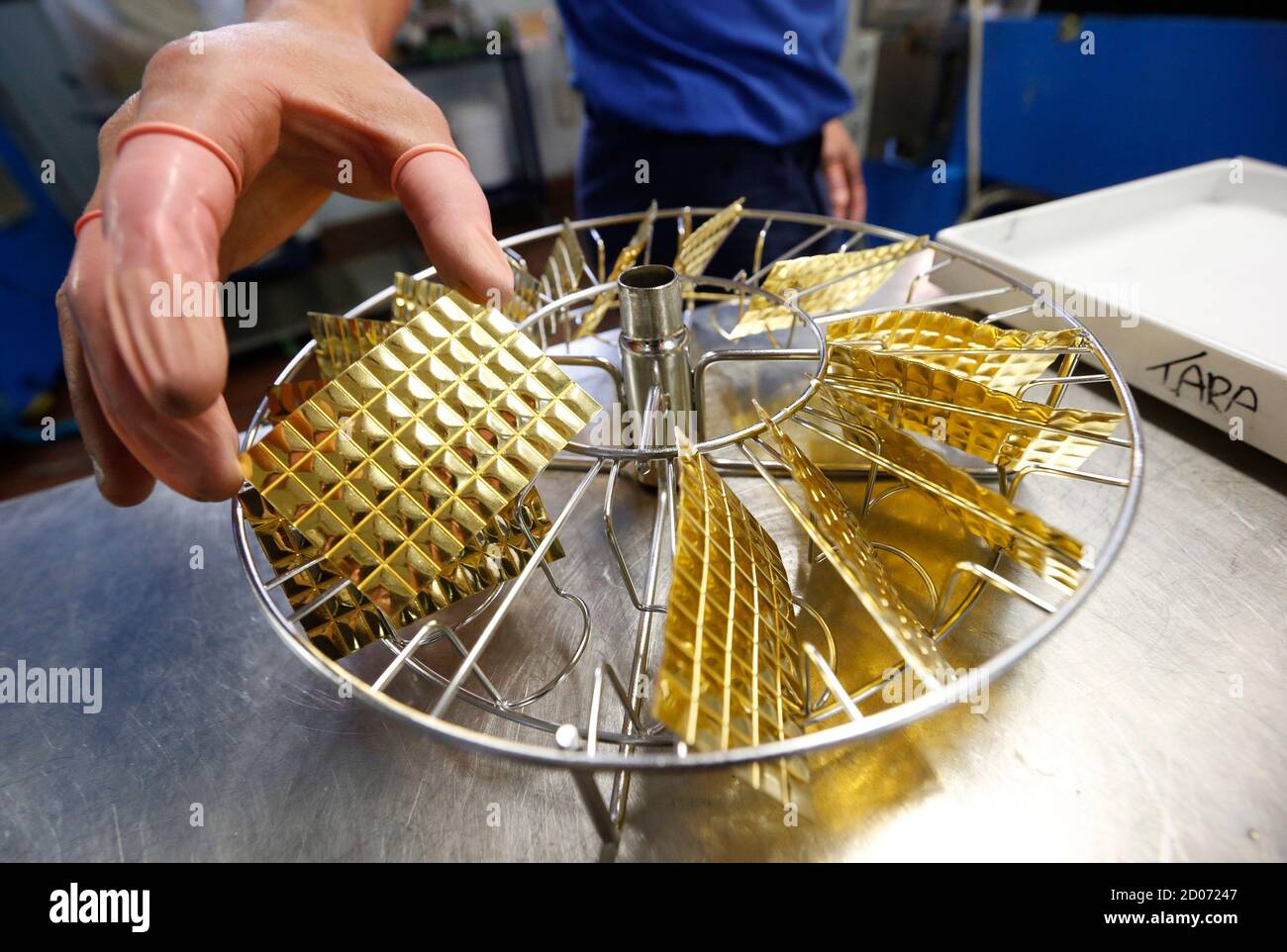 Ein Mitarbeiter hält einen Gold Combibar in einer Anlage des Goldveredelers  und Barherstellers Valcambi SA in der südschweizerischen Stadt Balerna 20.  Dezember 2012. Der teilbare Gold-Combibar hat eine Reinheit von 99.9  Prozent,