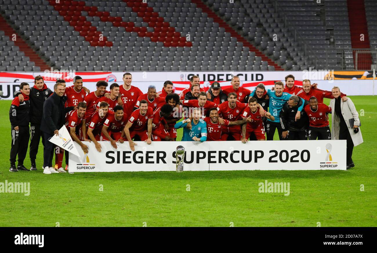 Siegerehrung Teamfoto Team Team Teamfoto Mit Trophae Pokal Trophae Fussball Dfl Supercup 2020 Finale Fc Bayern Munchen Borussia Dortmund 3 2 Am 30 September 2020 Allianzaren A Kein Zweiter Re Verkauf Innerhalb