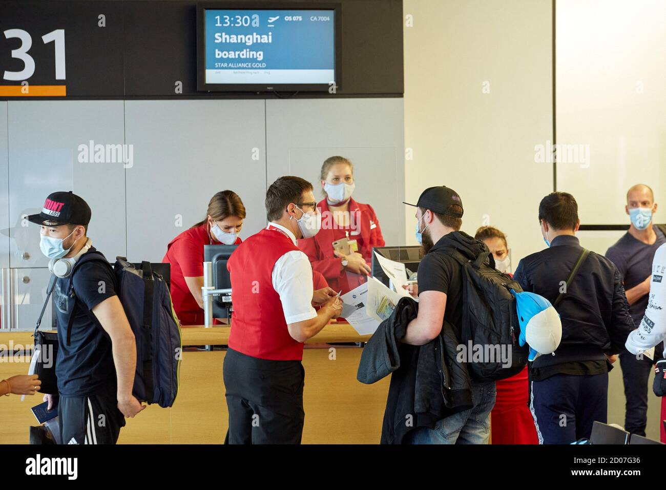 Wien, Österreich. Oktober 2020. Am 2. Oktober 2020 werden Passagiere am Flughafen Wien in Schwechat, Österreich, einen Flug nach Shanghai antreten. Austrian Airlines nahm am Freitag die Passagierflüge nach Shanghai wieder auf, die aufgrund der COVID-19-Pandemie eingestellt wurden. Quelle: Georges Schneider/Xinhua/Alamy Live News Stockfoto