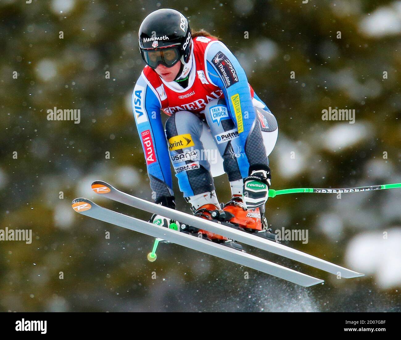 Stacey Cook aus den USA nimmt beim alpinen Skisport-Training für die Women's World Cup Downhill in Lake Louise, Alberta, am 29. November 2012 Luft auf. REUTERS/Mike Blake (KANADA - Tags: SKIFAHREN) Stockfoto