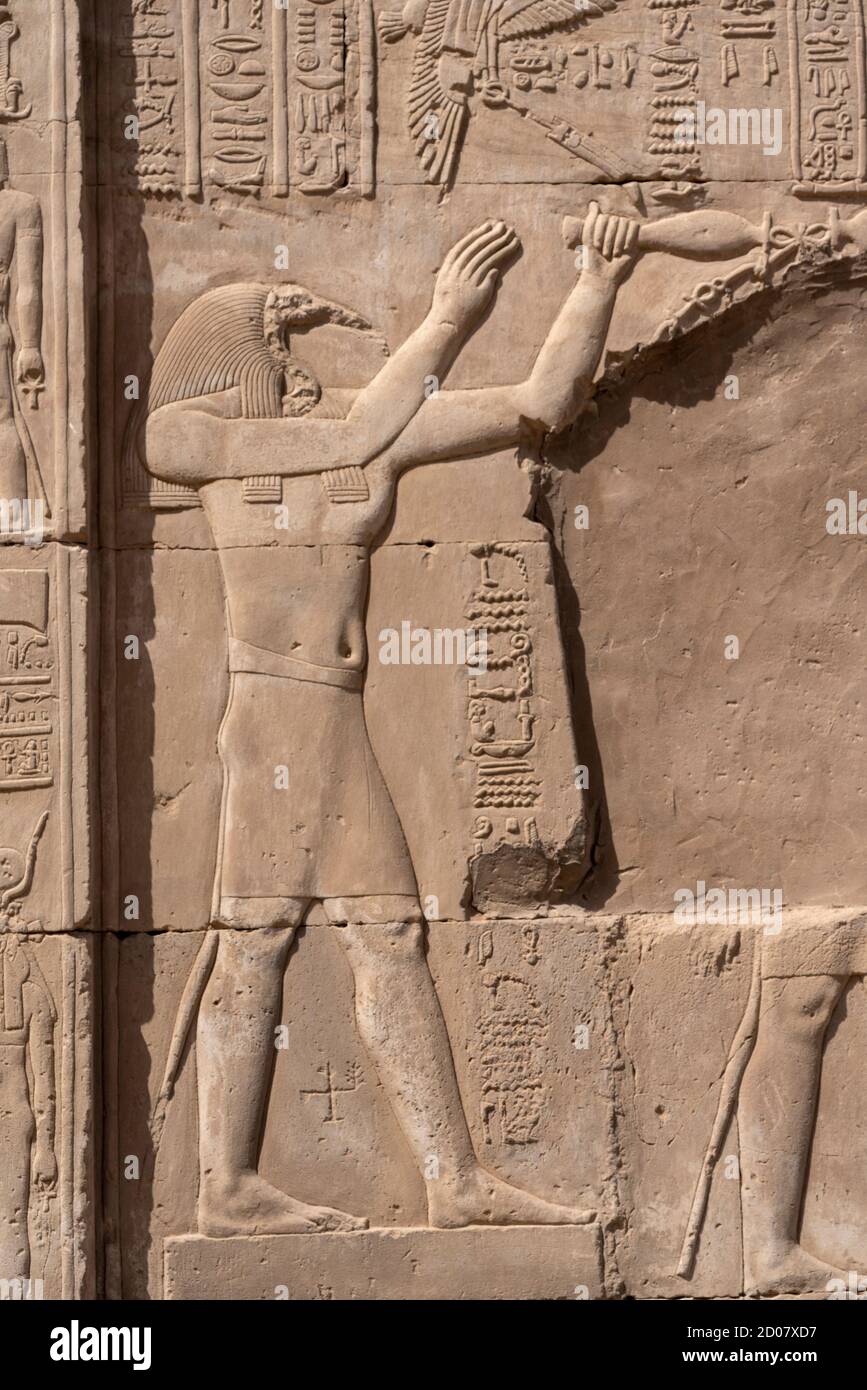 Stein hieroglyphischen Schnitzereien in Kom Ombo Tempel in der Nähe von Luxor Stockfoto