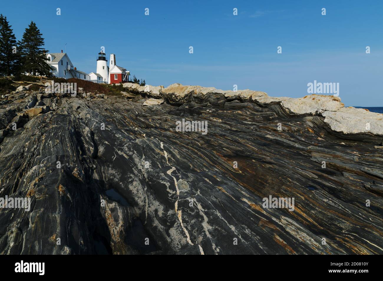 Der Leuchtturm Pemaquid Point, an der mittleren Küste von Maine, liegt auf der Spitze von speziellen metamorphen Felsformationen, die aus dem Meer emporsteigen. Stockfoto