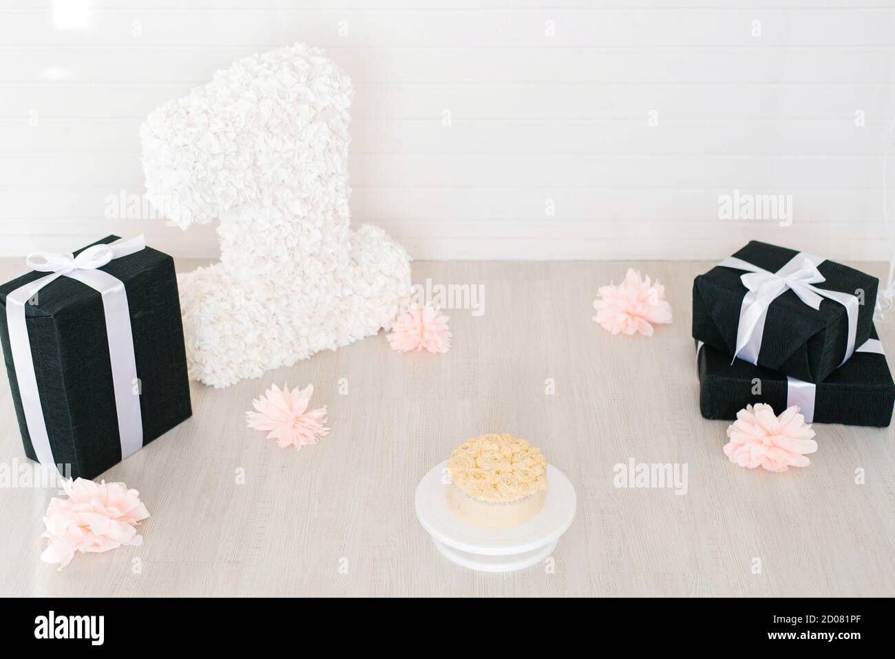 Dekorierte Foto-Zone für 1 Jahr Geburtstag, für Mädchen, Kuchen, Blumen, Geschenke Stockfoto