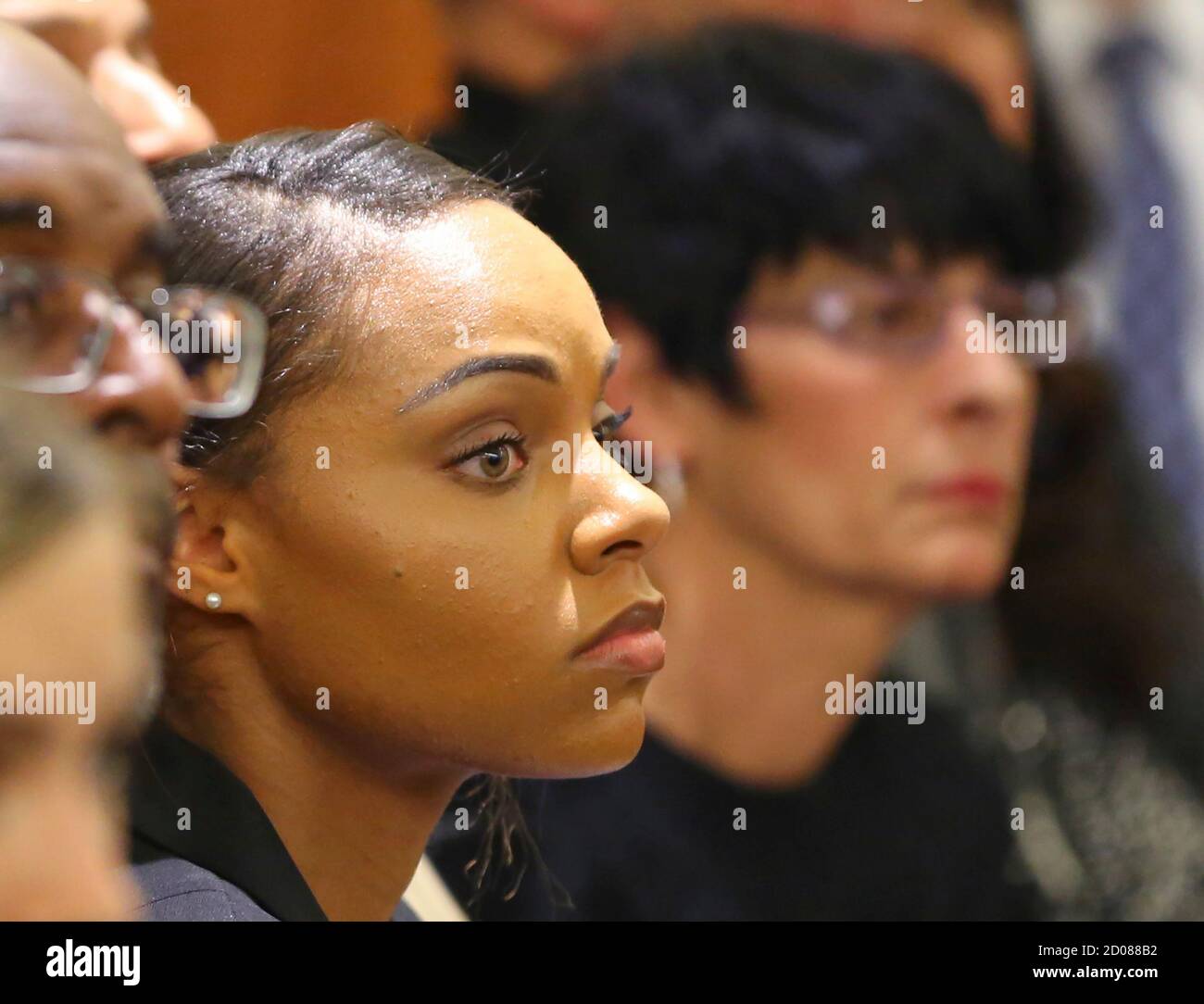Shayanna Jenkins L Die Freundin Des Ehemaligen New England Patriots Football Spieler Aaron Hernandez Und Seine Mutter Terri Hernandez Horen Dem Richter Anweisungen An Die Jury Wahrend Seines Mordverfahrens In Fall River Massachusetts