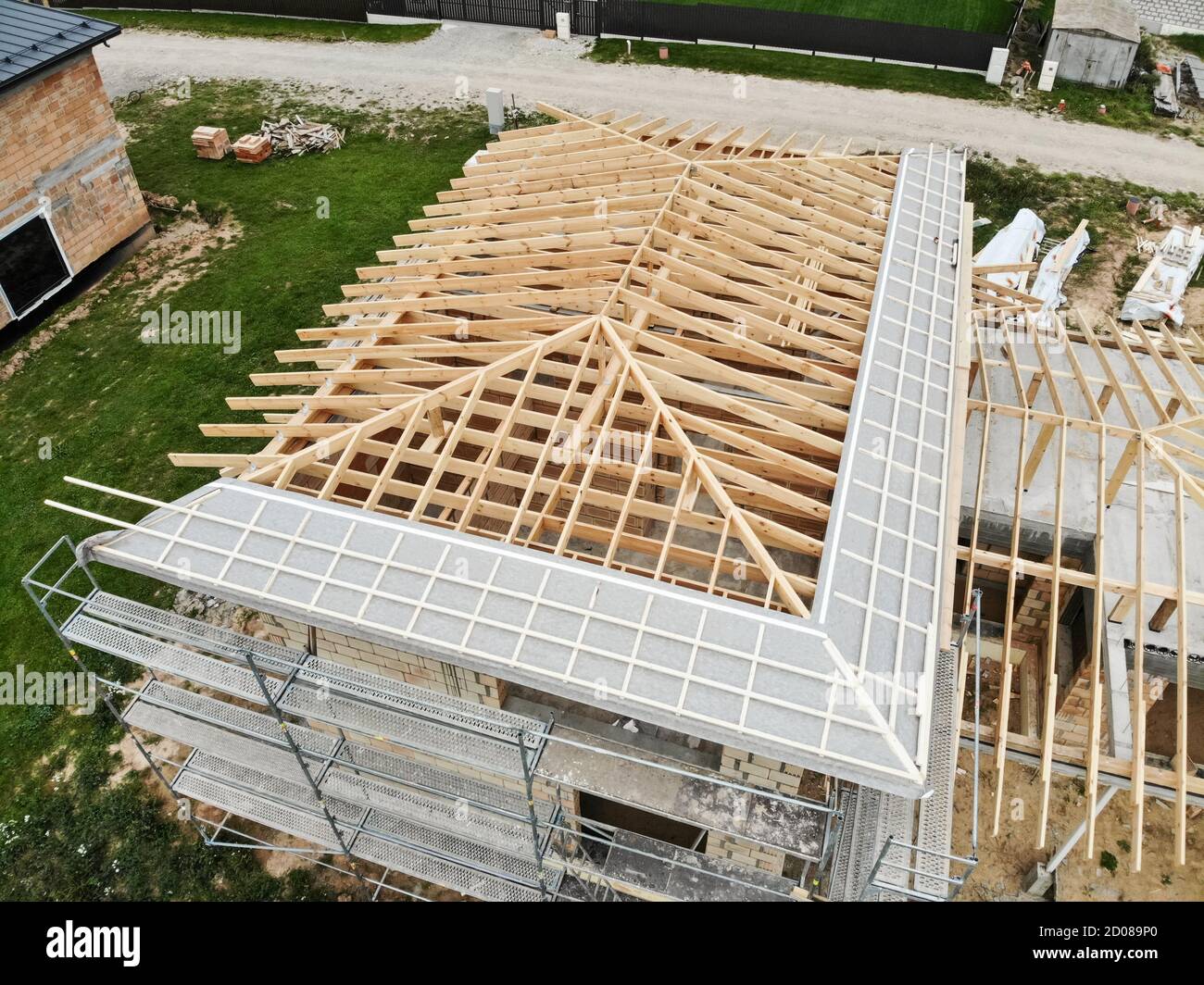 Luftaufnahme des neuen Hauses im Bau auf der Baustelle. Dachkonstruktion wird ausgeführt. Stockfoto