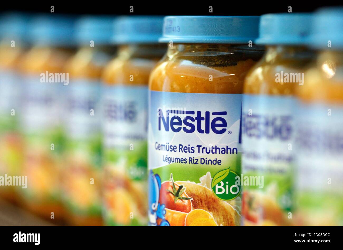 Flaschen Von Babynahrung Sind In Der Firma Supermarkt Am Hauptsitz Nestlé  In Vevey 16. Februar 2012 Gesehen. Nestle Hallte Den Vorsichtigen 2012 Ton  Der Anderen Markenartiklern Am Donnerstag Nach Der Meldung  Prognose-Schlagende