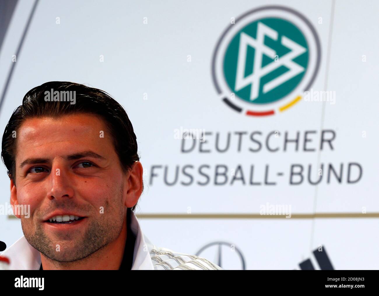 Bvb Torhuter Roman Weidenfeller Lachelt Wahrend Einer Pressekonferenz Des Deutschen Fussball Nationalmannschaft In Munchen 12 November 2013 Weidenfeller 33 Verdient Seinen Ersten Deutschland Aufruf Nach Trainer Joachim Loew Enthalten Ihn In Den 24