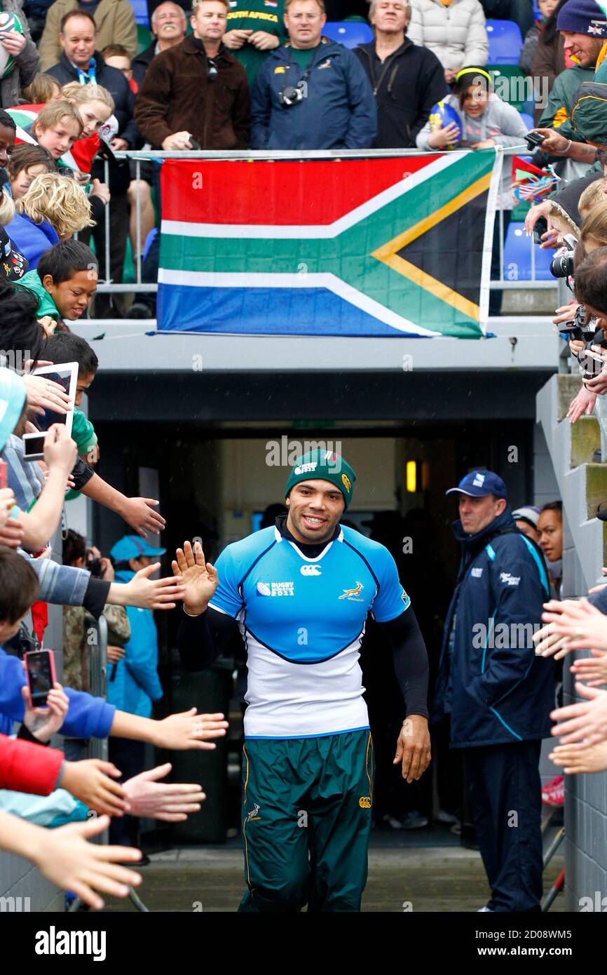 Der südafrikanische Springbok-Rugby-Spieler Bryan Habana begrüßt seine Fans bei einer Trainingseinheit in Taupo am 19. September 2011. Die Springboks werden am Donnerstag in Auckland in ihrem Poolbühnespiel der Rugby-Weltmeisterschaft gegen Namibia antreten. REUTERS/Mike Hutchings (NEUSEELAND - Tags: SPORT RUGBY) Stockfoto