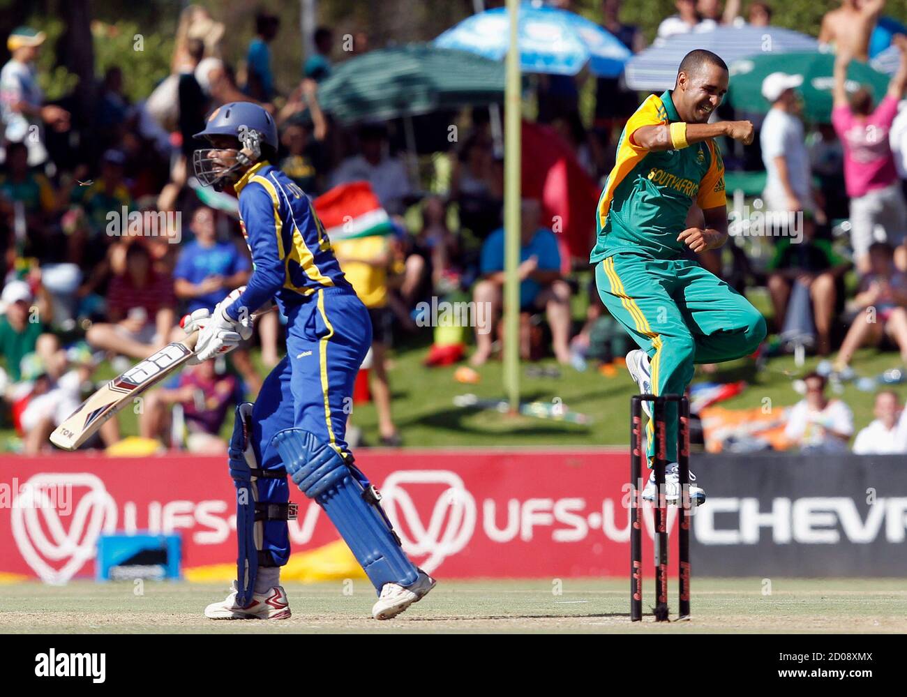 Der Südafrikaner Robin Peterson (R) feiert die Entlassung von Sri Lankas Upul Tharanga (L), der von Colin Ingram beim dritten eintägigen internationalen Cricket-Spiel in Bloemfontein am 17. Januar 2012 erwischt wurde. REUTERS/Siphiwe Sibeko (SÜDAFRIKA - Tags: SPORT CRICKET) Stockfoto
