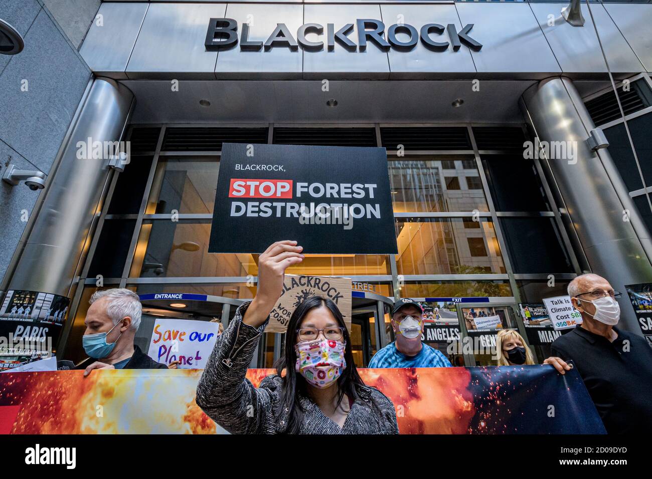 USA. Oktober 2020. Umweltaktivisten der Stop the Money Pipeline Coalition veranstalteten am 2. Oktober 2020 Demonstrationsstationen vor dem JPMorgan Chase Hauptquartier und den BlackRock Büros in New York City, um gegen die Beteiligung beider Unternehmen an der Zerstörung des Amazonas-Regenwaldes zu protestieren, um - nach Meinung der Gruppe - gegen ihre rücksichtslose Finanzierung fossiler Brennstoffe zu protestieren, Sie zu fordern, von fossilen Brennstoffen zu veräußern und die Finanzierung des Klimachaos zu stoppen. (Foto von Erik McGregor/Sipa USA) Quelle: SIPA USA/Alamy Live News Stockfoto