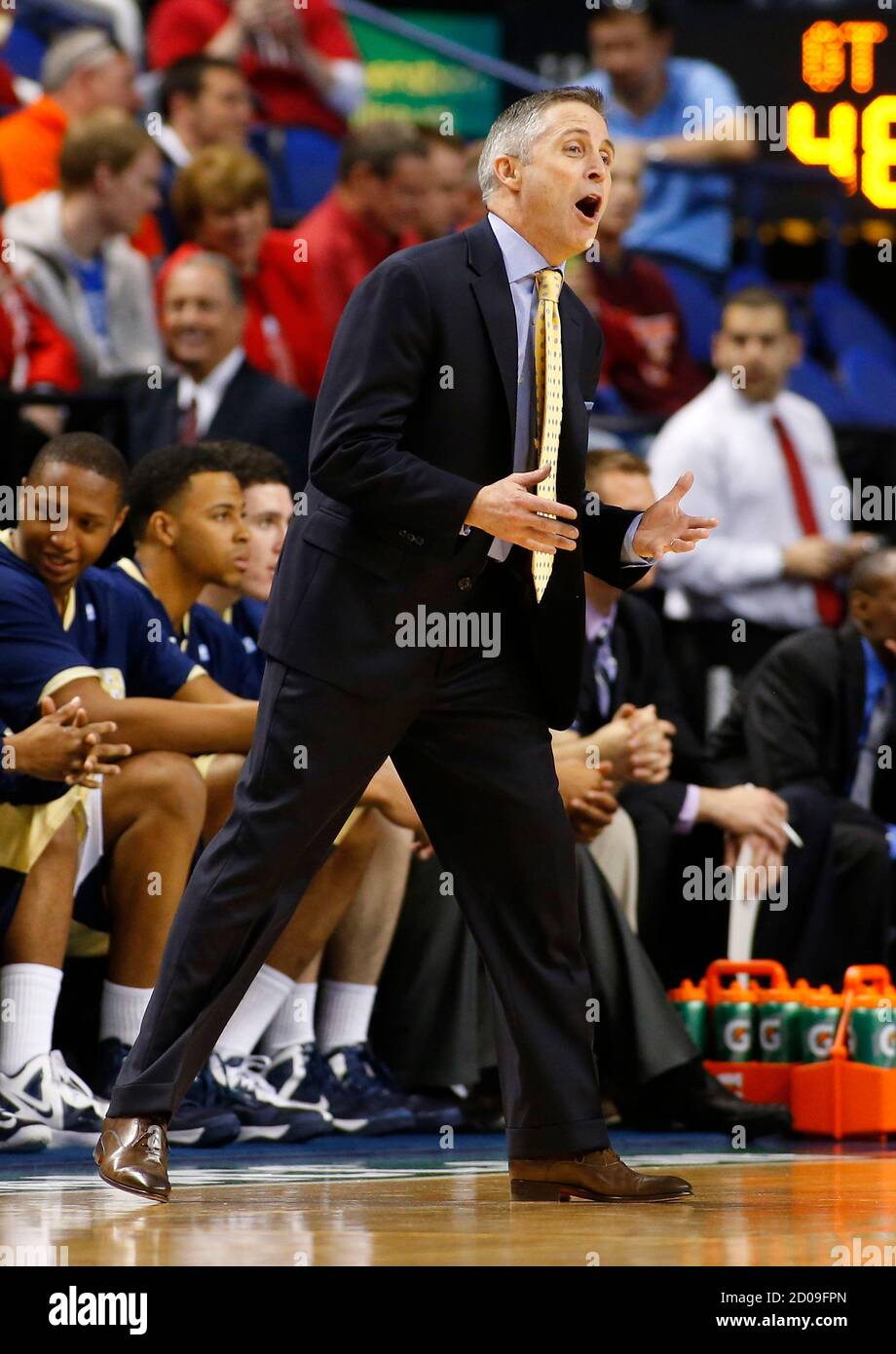 Georgia Tech Yellow Jackets Cheftrainer Brian Gregory seinen ...