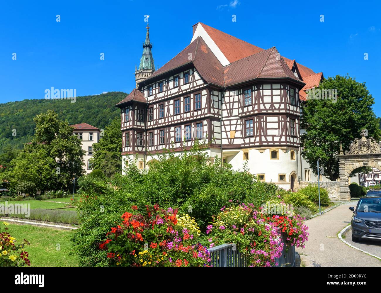 Residenzschloss oder Residenzschloss in Bad Urach, Deutschland. Dieses schöne Schloss ist Wahrzeichen von Baden-Württemberg. Mittelalterliche Hälfte- Stockfoto