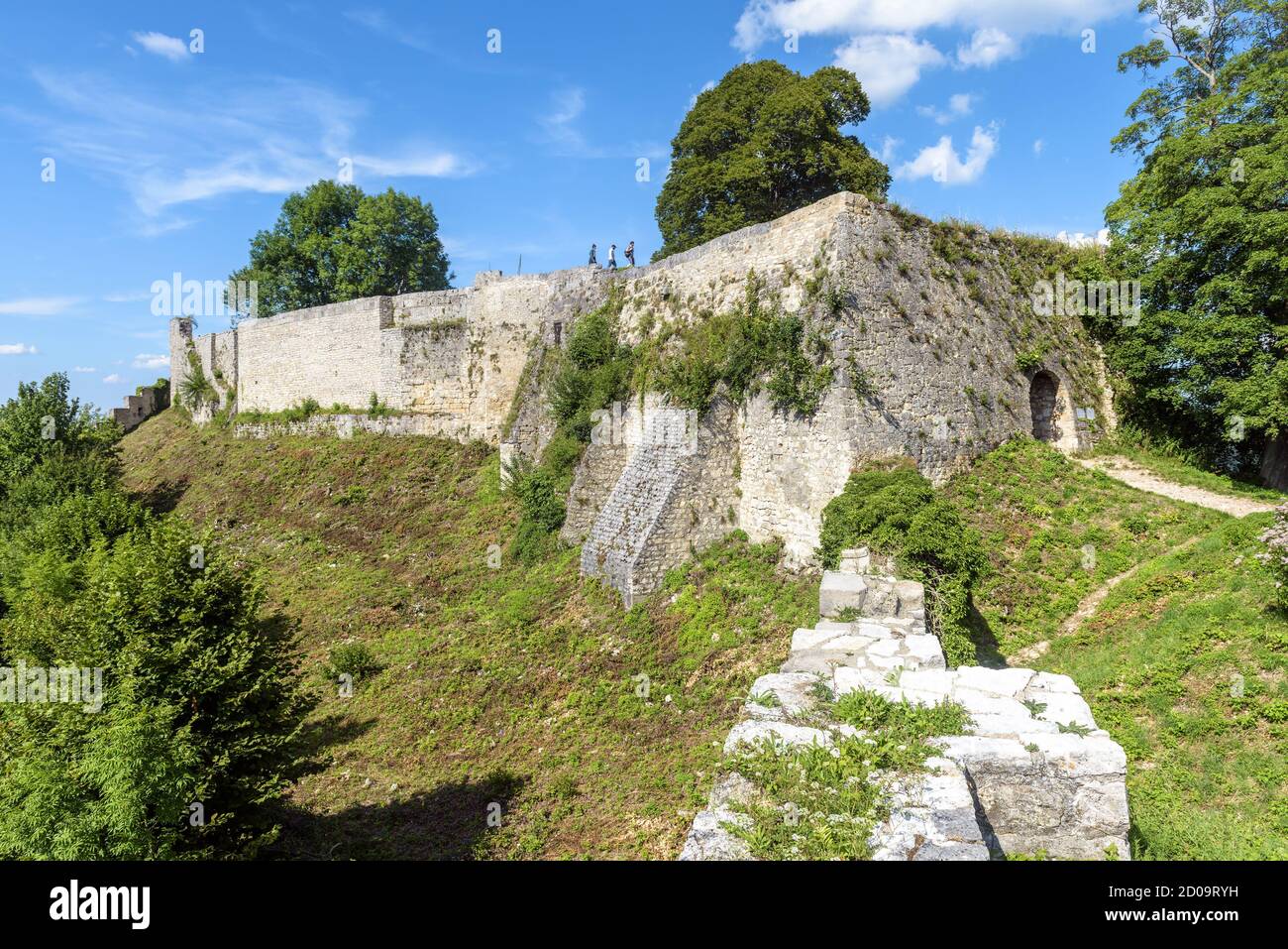 Burg Hohenurach in der Altstadt von Bad Urach, Deutschland. Die Ruinen dieser mittelalterlichen Burg sind Wahrzeichen von Baden-Württemberg. Landschaft mit verlassenen deutschen c Stockfoto