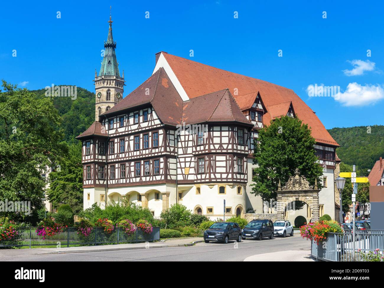 Residenzschloss oder Residenzschloss in Bad Urach, Deutschland. Dieses schöne Schloss ist Wahrzeichen von Baden-Württemberg. Mittelalterliche Hälfte- Stockfoto