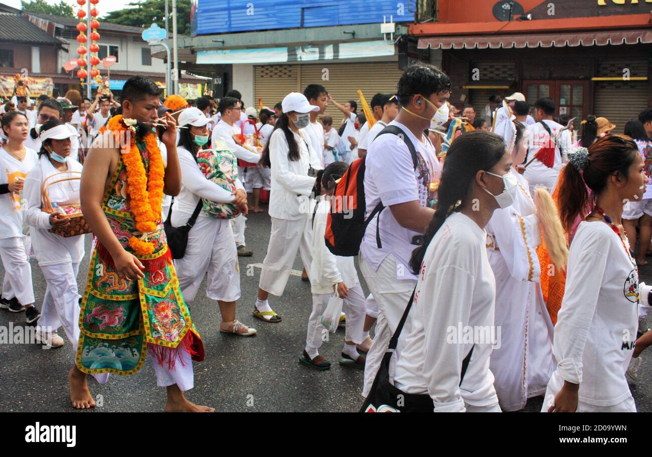Phuket Town / Thailand - 7. Oktober 2019: Phuket Vegetarian Festival oder Nine Emperor Gods Festival Straßenzug, Thai chinesische Anhänger Stockfoto