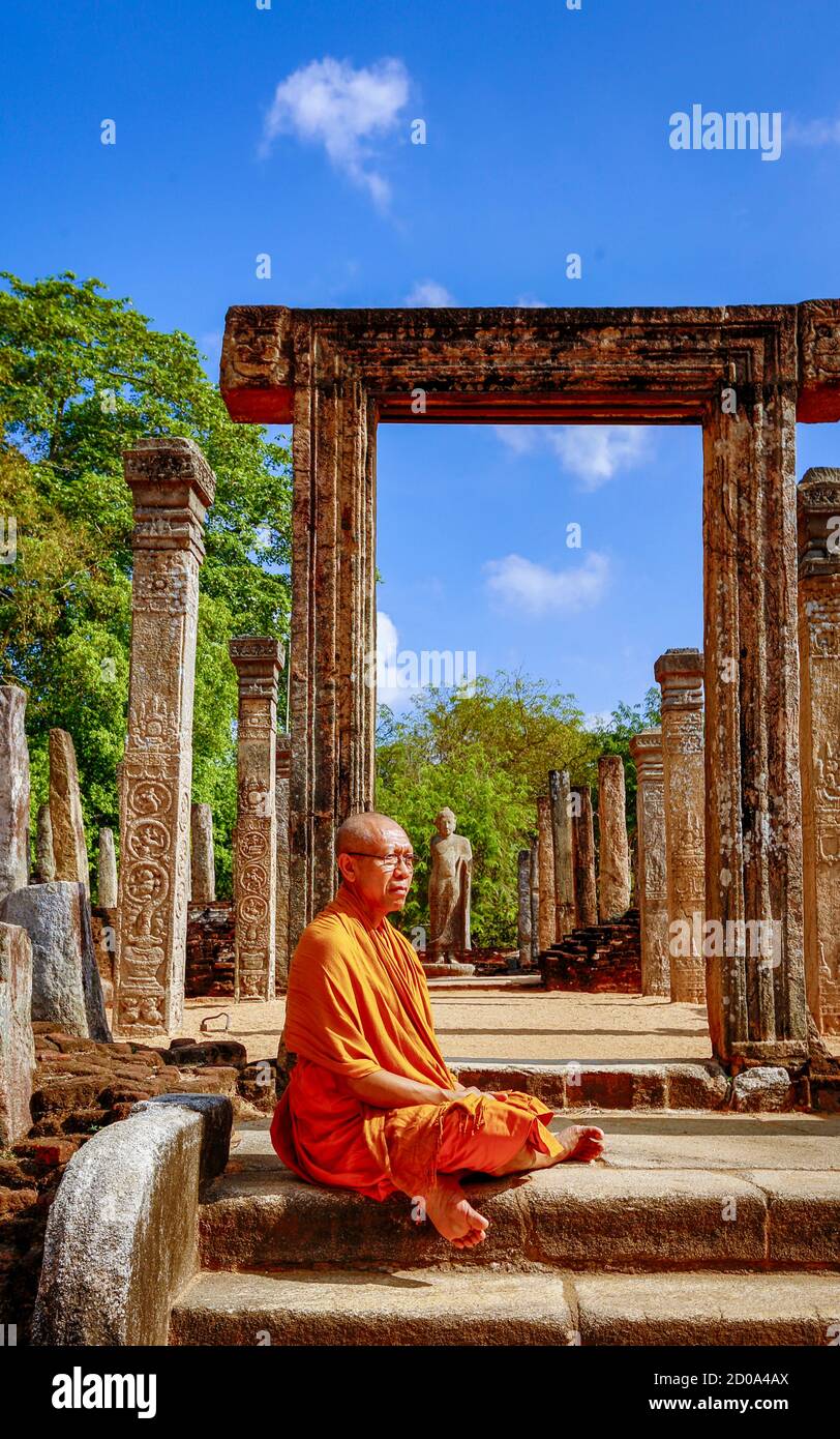 ED - Negombo, Sri Lanka - 2019-03-22 - Mönch posiert vor der berühmten Buddah Website. Stockfoto