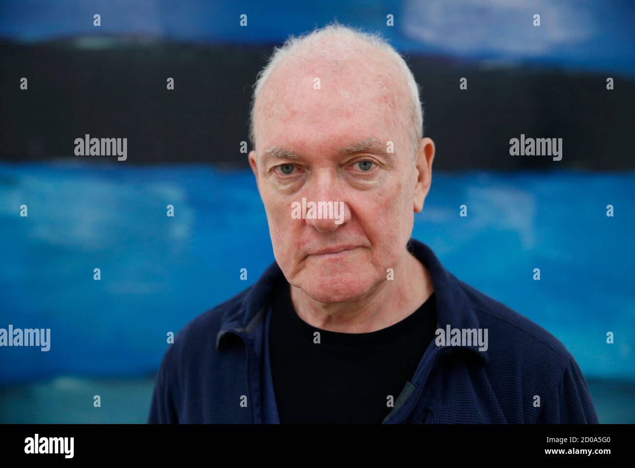 Künstler Sean Scully posiert vor seiner Arbeit "Festnetz Blau Blue" in der Timothy Taylor Gallery in London 20. November 2014.  REUTERS/Luke MacGregor (Großbritannien - Tags: ENTERTAINMENT Gesellschaft) Stockfoto