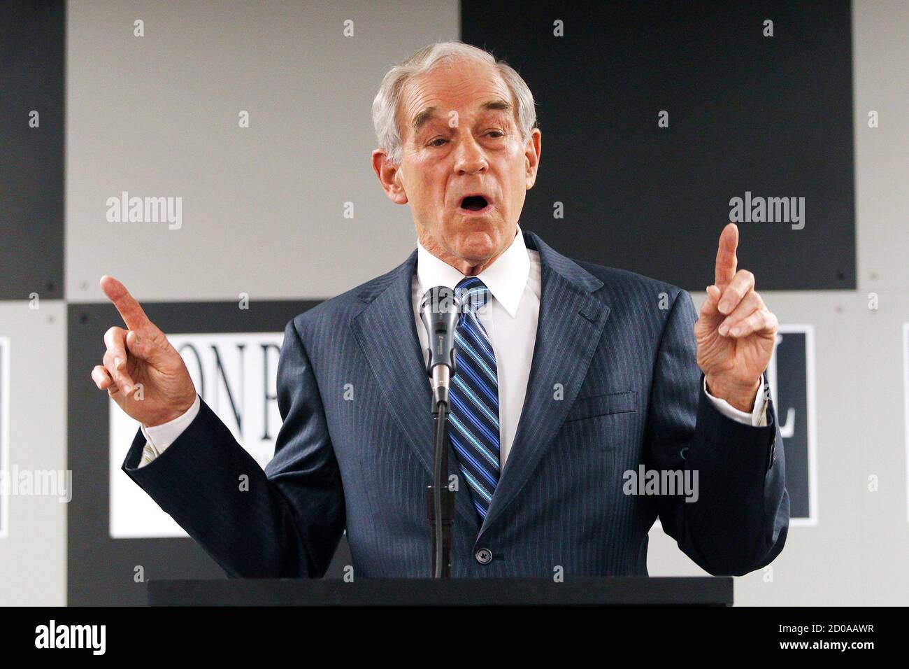 Republikanische Präsidentschaftskandidat Ron Paul spricht Anhängern zu einer Kampagne Stop auf dem Iowa Speedway in Newton, Iowa 28. Dezember 2011. REUTERS/Jeff Haynes (Vereinigte Staaten - Tags: Politik) Stockfoto