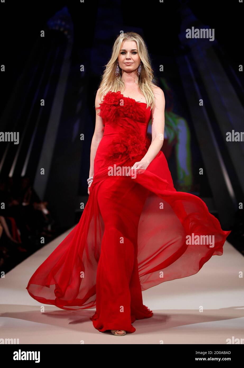 Schauspielerin Rebecca Romijn präsentiert ein Kleid von Designer Marchesa  für Herzen Wahrheit Red Dress Fashion Show in New York, 8. Februar 2012.  Bewusstsein für Herz-Kreislauferkrankungen, die führende Todesursache bei  US-Frauen, erhielt einen