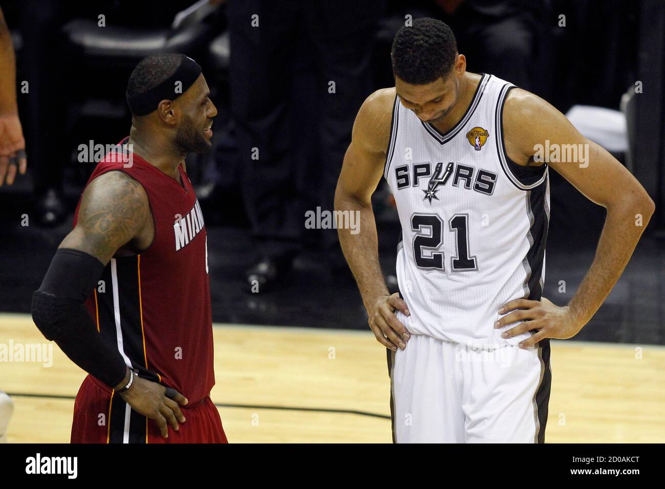 Miami Heat LeBron James (L) Witze mit den San Antonio Spurs Tim Duncan im  zweiten Quartal in Spiel 1 der NBA Finals Basketball-Reihe in San Antonio,  Texas 5. Juni 2014. REUTERS/Mike Stone (