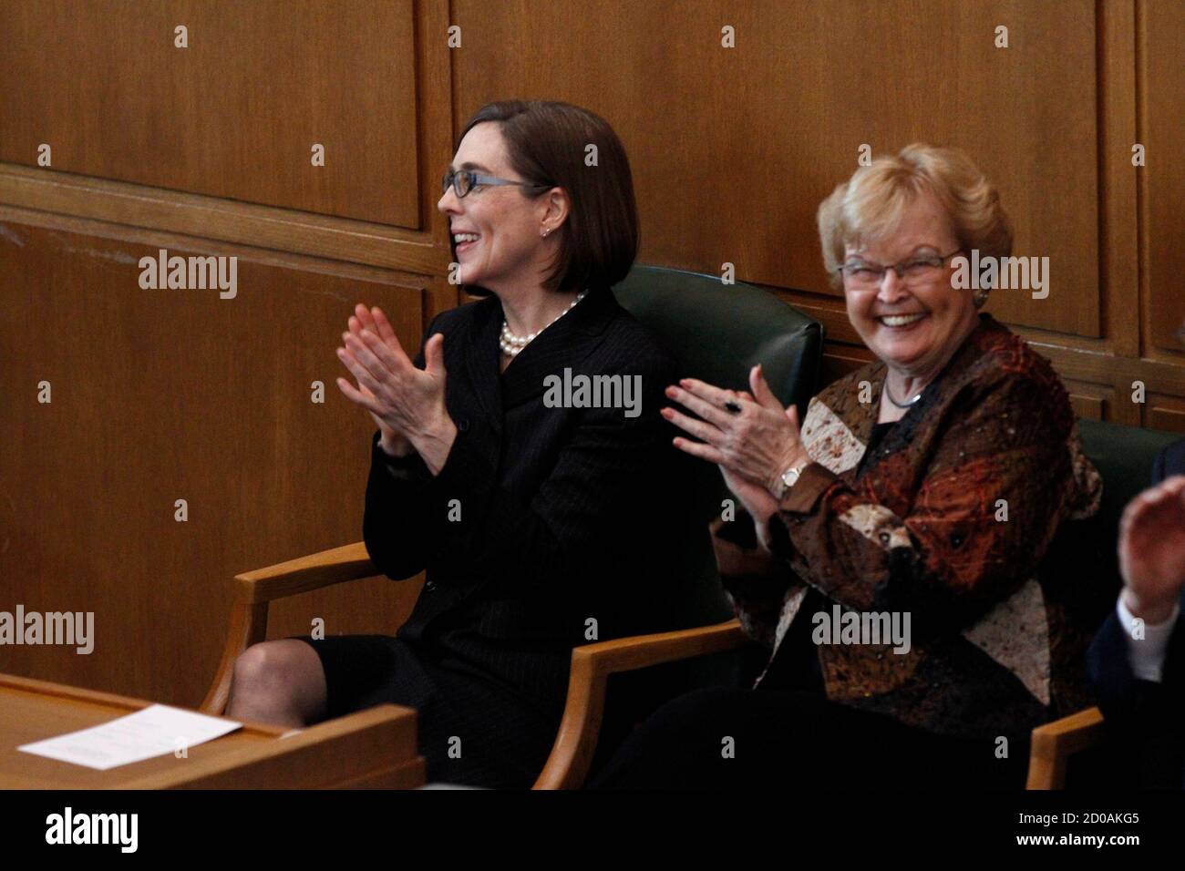 Oregon Gouverneur Kate Brown (L) lacht mit dem ehemaligen Gouverneur Barbara Roberts an der Landeshauptstadt Gebäude in Salem, Oregon 18. Februar 2015. Brown wurde vereidigt Gouverneur am Mittwoch, Übernahme von einem