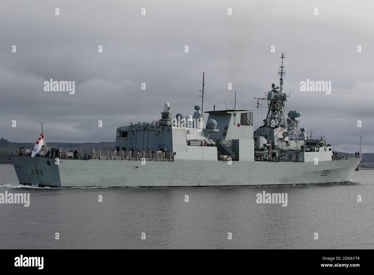 HMCS Toronto (FFH 333), eine Halifax-Klasse (oder City-Klasse) Multi-Rolle Fregatte von der Royal Canadian Navy betrieben, vorbei Greenock bei ihrer Ankunft für die Übung Joint Warrior 20-2. Stockfoto