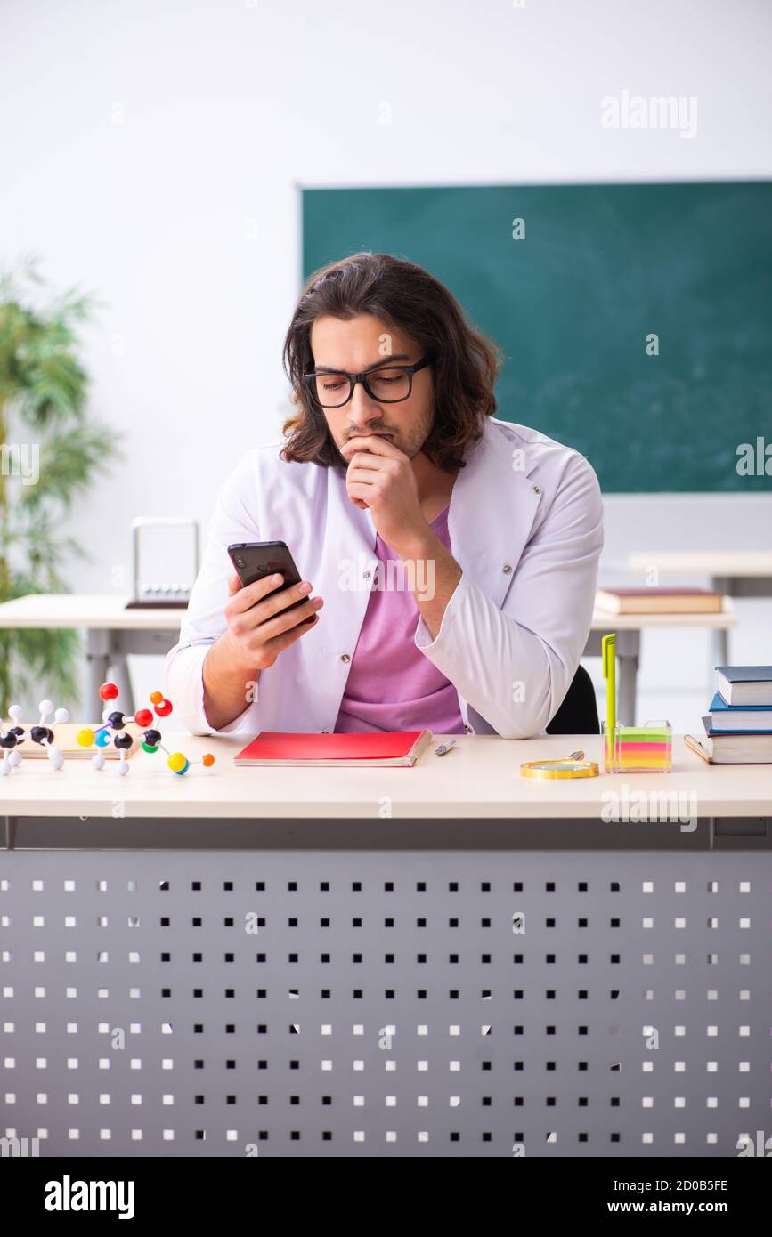 Junger Physiker im Klassenzimmer Stockfoto