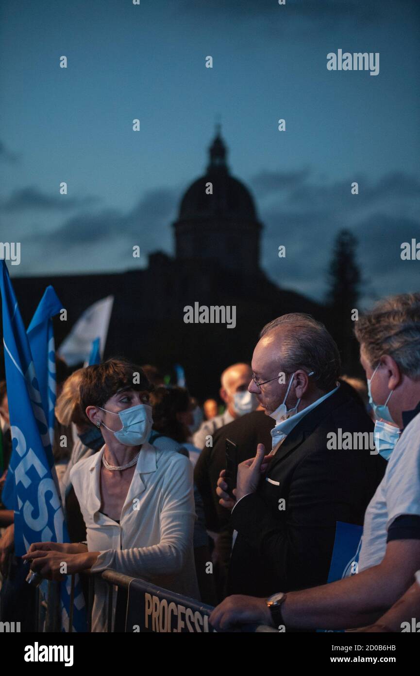 Catania, Italien. Oktober 2020. Während des Treffens sprechen die Menschen miteinander.die Partei der rechten und populistischen Liga hält ein dreitägiges Treffen ab, bei dem sie vor der Vorverhandlung ihres Führers, Matteo Salvini, über die "Freiheit" in Catania sprachen. Als ehemaliger Innenminister wird Matteo Salvini vor Gericht gestellt, weil er angeblich Migranten auf See auf dem italienischen Küstenschutzboot Gregoretti illegal festgehalten hat, was 131 Migranten am 27. Und 31. Juli 2019 am Aussteigen versperrt. Salvini könnte 15 Jahre im Gefängnis sitzen. Kredit: SOPA Images Limited/Alamy Live Nachrichten Stockfoto