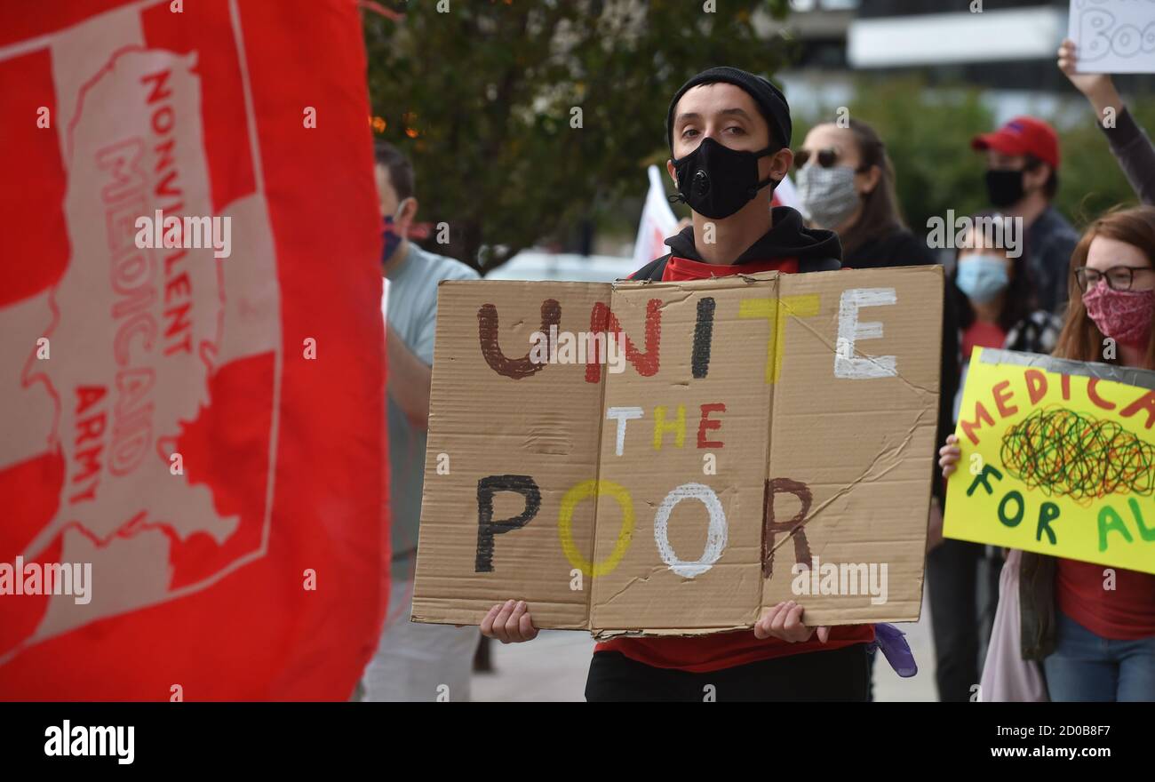 Wilkes Barre, Usa. Oktober 2020. Der Protestierende hielt während des marsches ein Plakat, auf dem seine Meinung zum Ausdruck kam.die Medicaid-Armee marschierte vom öffentlichen Platz in Wilkes-Barre aus, hielt an der Polizeibehörde an und ging dann zum öffentlichen Unterstützungsbüro, um für gleiche Rechte im Gesundheitswesen zu chanten. Kredit: SOPA Images Limited/Alamy Live Nachrichten Stockfoto