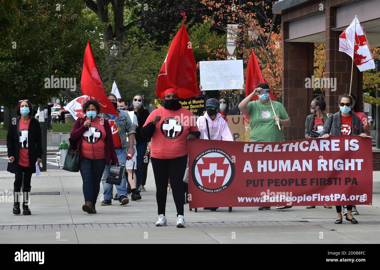 Wilkes Barre, Usa. Oktober 2020. Während des marsches hielten Demonstranten ein Transparent, auf dem ihre Meinung zum Ausdruck kam.die Medicaid-Armee marschierte vom öffentlichen Platz in Wilkes-Barre aus, hielt an der Polizeibehörde an und ging dann zum öffentlichen Unterstützungsbüro, um für gleiche Rechte im Gesundheitswesen zu chanten. Kredit: SOPA Images Limited/Alamy Live Nachrichten Stockfoto