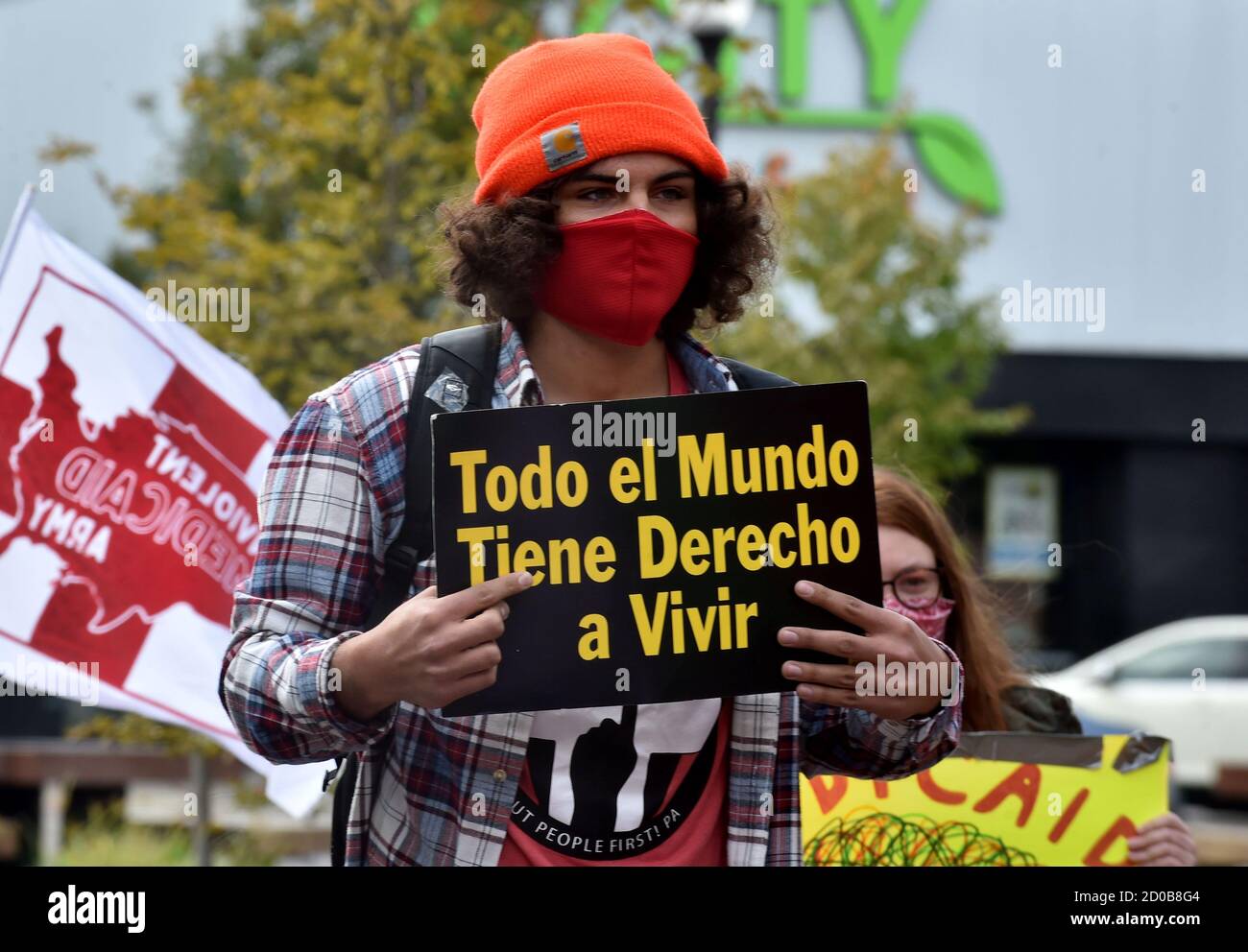Wilkes Barre, Usa. Oktober 2020. Der Protestierende hielt während des marsches ein Plakat, auf dem seine Meinung zum Ausdruck kam.die Medicaid-Armee marschierte vom öffentlichen Platz in Wilkes-Barre aus, hielt an der Polizeibehörde an und ging dann zum öffentlichen Unterstützungsbüro, um für gleiche Rechte im Gesundheitswesen zu chanten. Kredit: SOPA Images Limited/Alamy Live Nachrichten Stockfoto