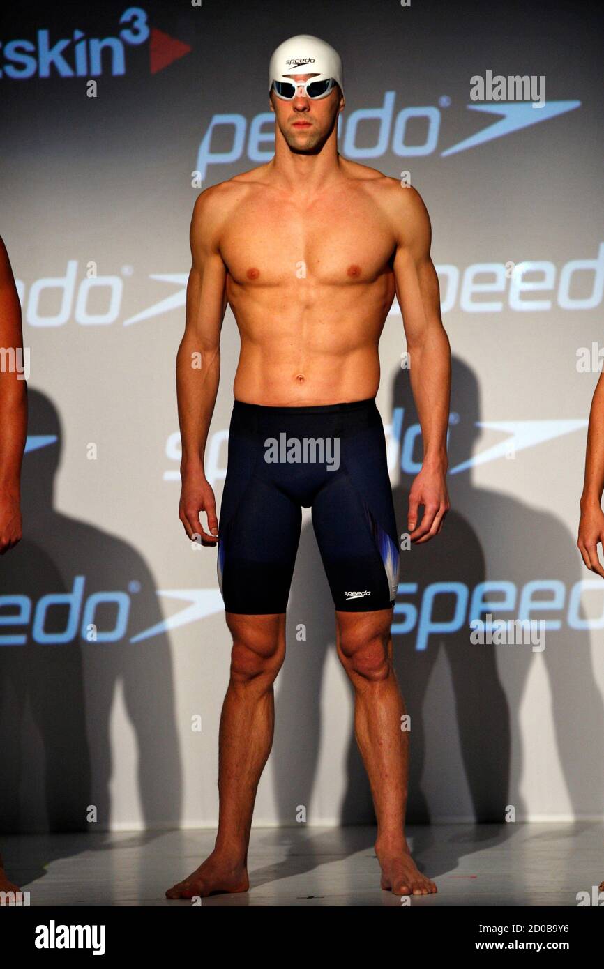 US-Olympiasieger Schwimmer Michael Phelps Modelle die neue Speedo Marke  Badeanzüge "Speedo FASTSKIN3" auf einer Pressekonferenz in New York 30.  November 2011. REUTERS/Eduardo Munoz (Vereinigte Staaten - Tags: SPORT  Schwimmen Stockfotografie - Alamy