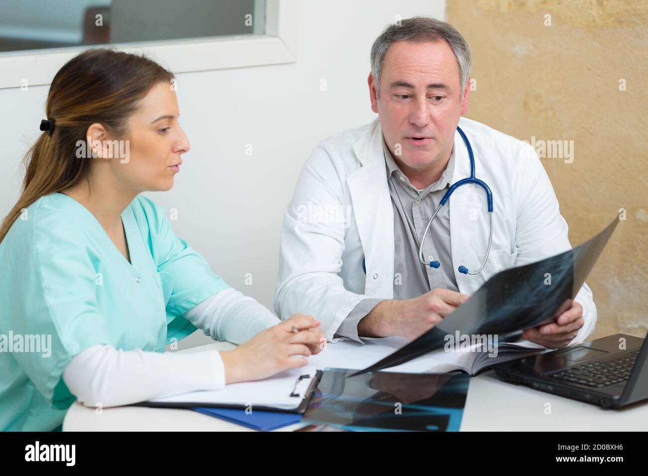 Arzt, der ein Ergebnis der Strahlenuntersuchung eingeht Stockfoto