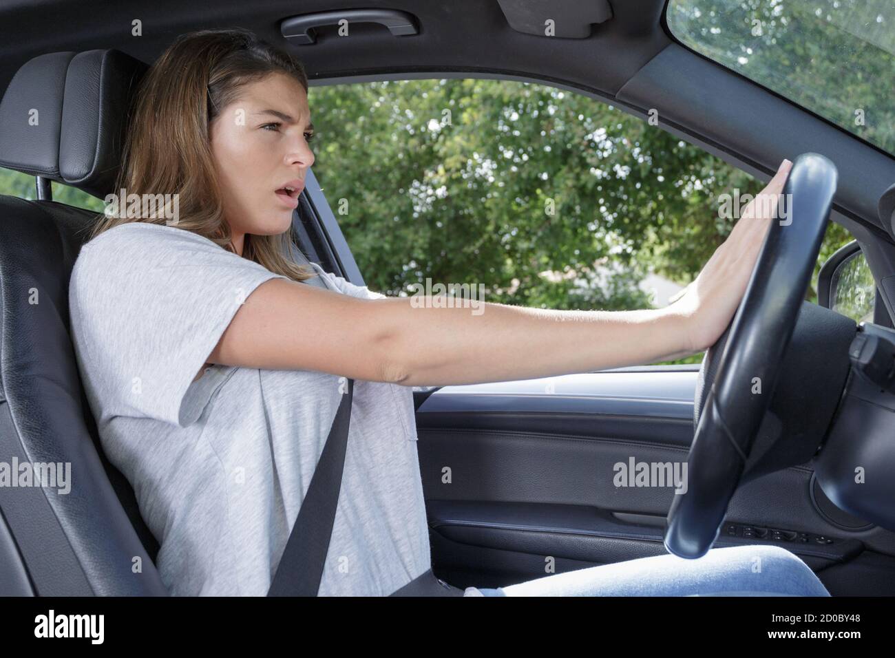 Weibliche Fahrer aggresiv bläst Auto Hupe Stockfotografie - Alamy