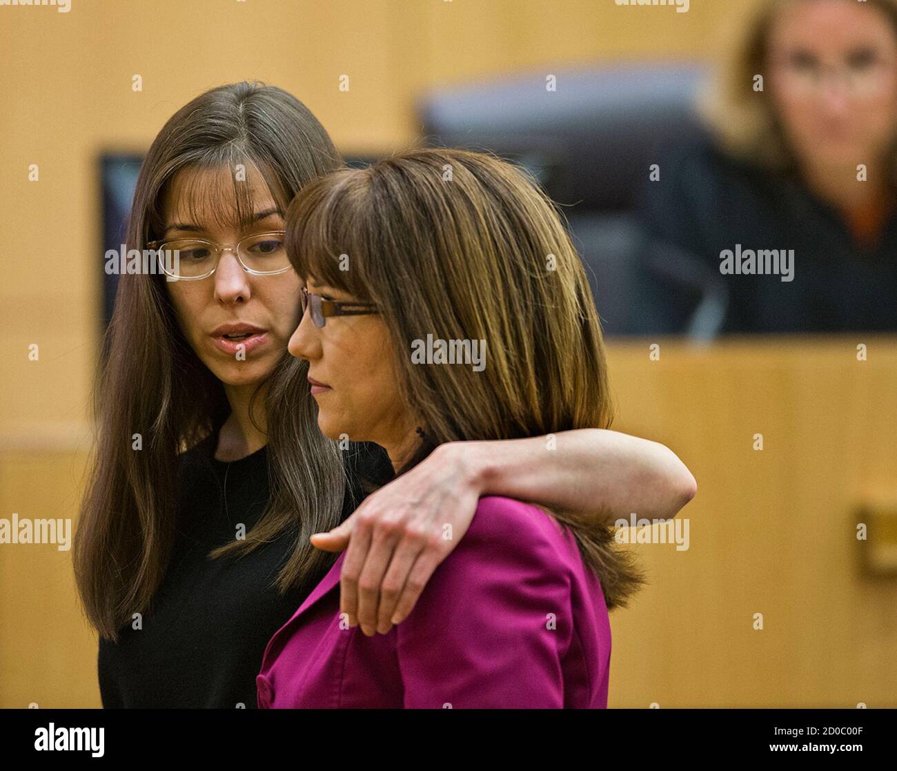 Jodi Arias Legt Ihren Arm Um Verteidiger Jennifer Willmott R Nachdem Er Gefragt Wurde Demonstrieren Wie Sie Ihren Arm Um Ihre Schwester In Einem Foto Hatte Das Zu Beweisen Wahrend Umleitung Untersuchung