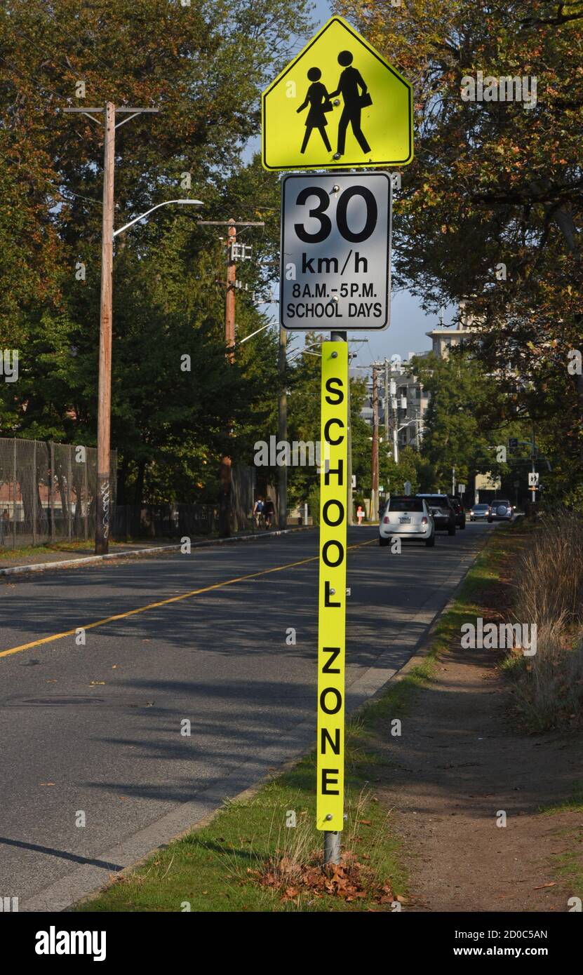 Ein Schild, das eine Schulzone vor dem Hotel anzeigt, um Autofahrer zu warnen Um auf 30 Kilometer pro Stunde zu verlangsamen Stockfoto