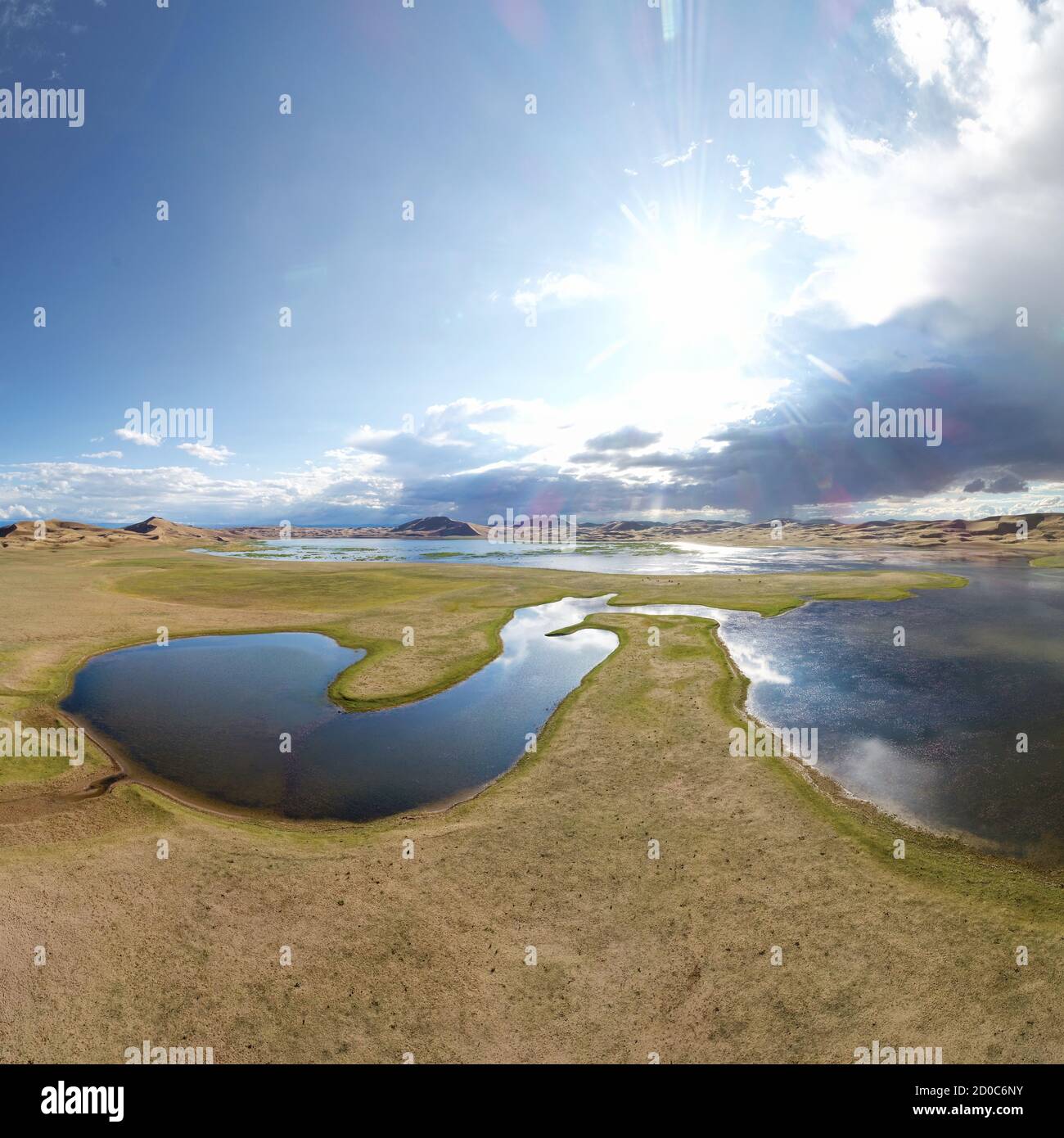 Ein großer See am Rande einer sandigen Wüste. Mongolei sandige Dünenwüste Mongolen Els. Provinz Khovd, Westmongolei. Stockfoto