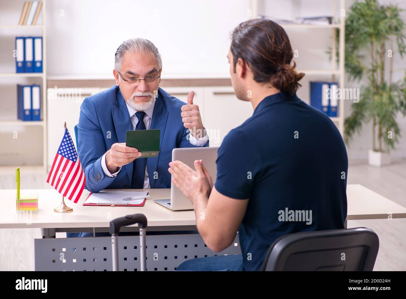 Junger Mann, der die Botschaft für das Visum besucht Stockfoto