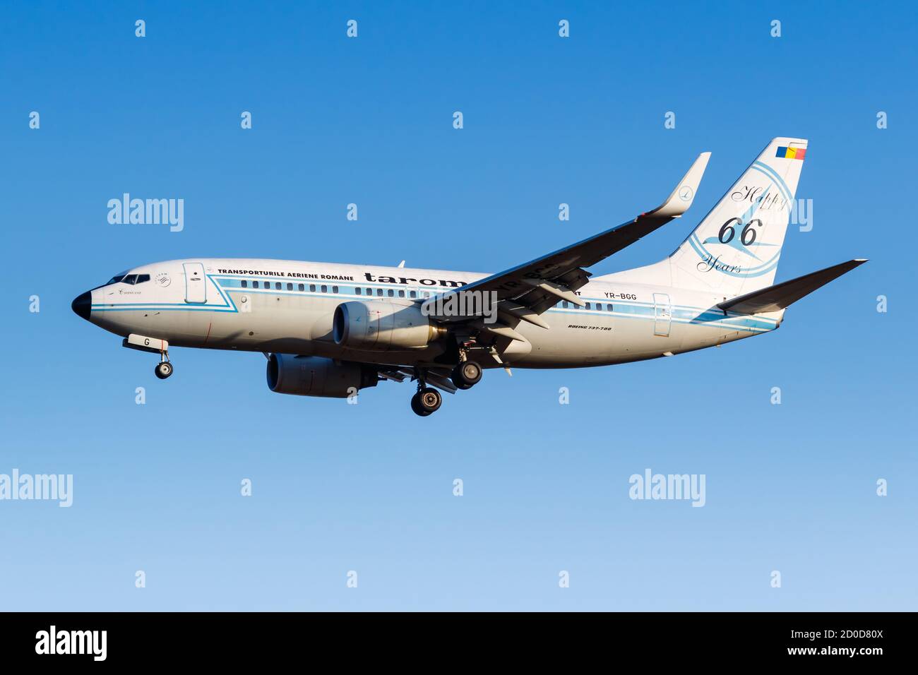 Athen, Griechenland - 21. September 2020: Tarom Boeing 737-700 Flugzeug in den Retro Sonderfarben am Flughafen Athen in Griechenland. Stockfoto