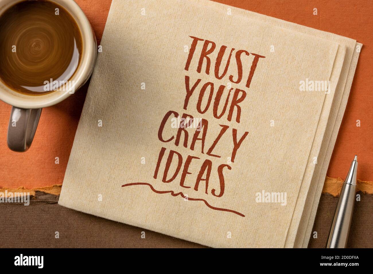 Vertrauen Sie Ihren verrückten Ideen inspirierende Note - Handschrift auf Serviette mit Kaffee, Kreativität, Selbstvertrauen und persönlichem Entwicklungskonzept Stockfoto