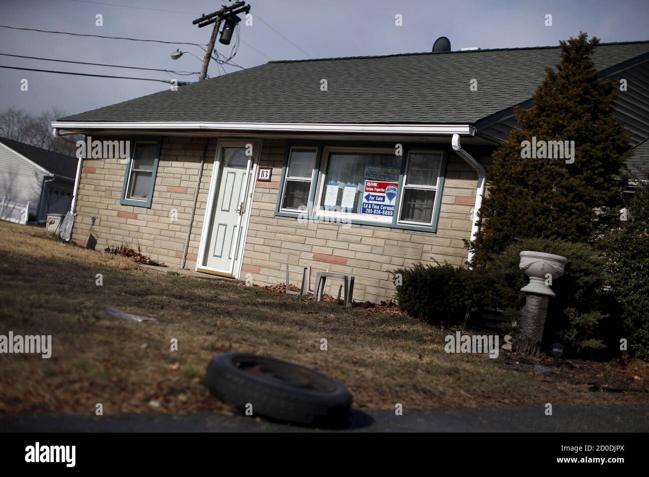 Ein abgeschottet Haus zum Verkauf sitzt leer in Rochelle Park in Bergen  County, New Jersey, 25. März 2015. Ein Anstieg der Bankrückbebesitzungen  von Immobilien im April 2015 drängte die gesamte Abschottung Aktivität