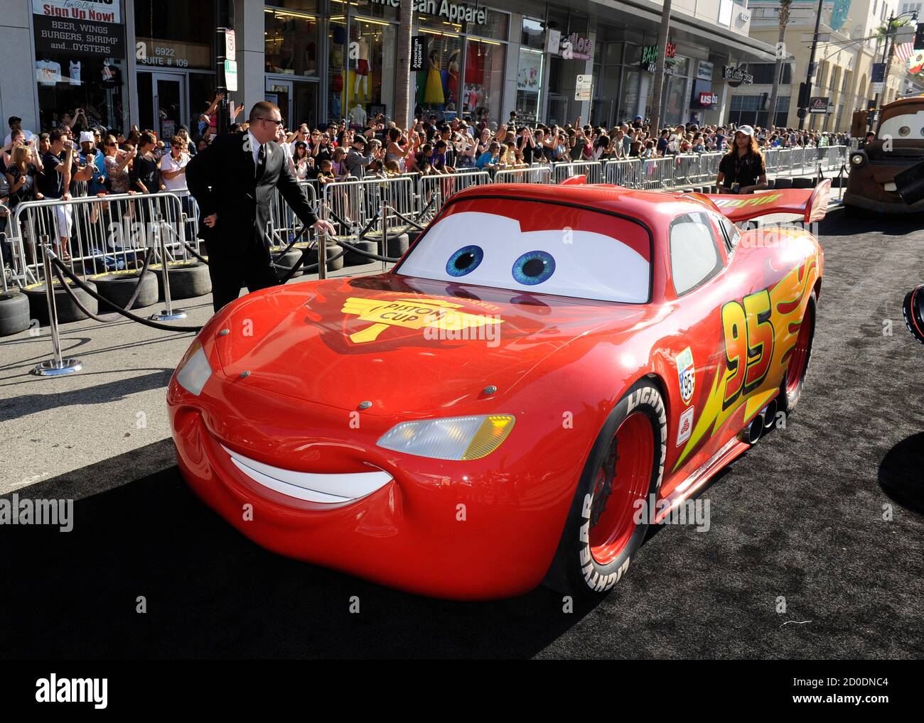 Lightning McQueen, ein Charakter aus dem Film "Cars 2", kommt bei der  Premiere des Films in Hollywood, Kalifornien, 18. Juni 2011. REUTERS/Gus  Ruelas (Vereinigte Staaten - Tags: ENTERTAINMENT Stockfotografie - Alamy