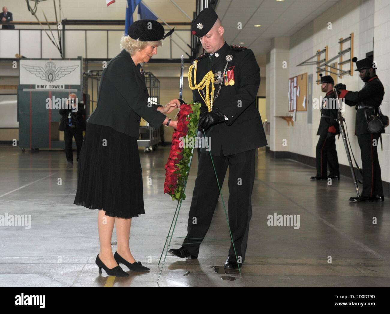 Camilla, Herzogin von Cornwall, legt einen Kranz bei ihrem ersten Besuch als der neue Oberst-in-Chief, eigene Gewehre der Königin Moos Park Zeughaus in Toronto 22. Mai 2012. Der Prince Of Wales und seine Frau sind auf eine dreitägige königliche Tour durch Kanada im Rahmen von Veranstaltungen, die der Königin Diamond Jubilee markieren. REUTERS/Mike Cassese (Kanada - Tags: ENTERTAINMENT militärische Politik ROYALS) Stockfoto