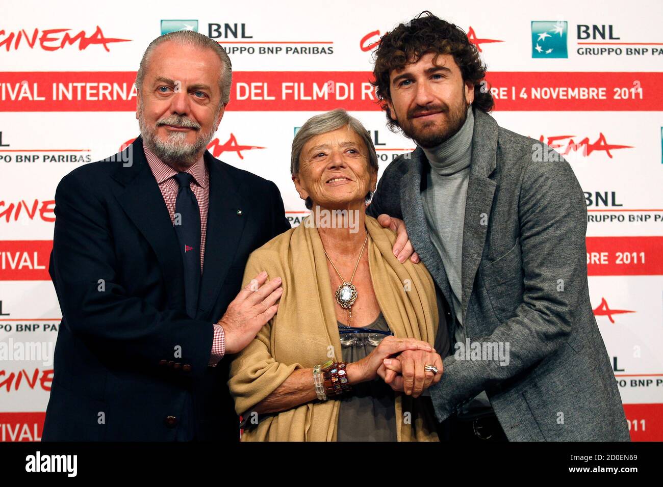 L R Produzent Aurelio De Laurentiis Liliana De Curtis Und Schauspieler Alessandro Siani Stellen Bei Einem Fototermin Fur Den Film Toto 3d Auf Dem Filmfestival In Rom 29 Oktober 2011 Reuters Giampiero Sposito Italien