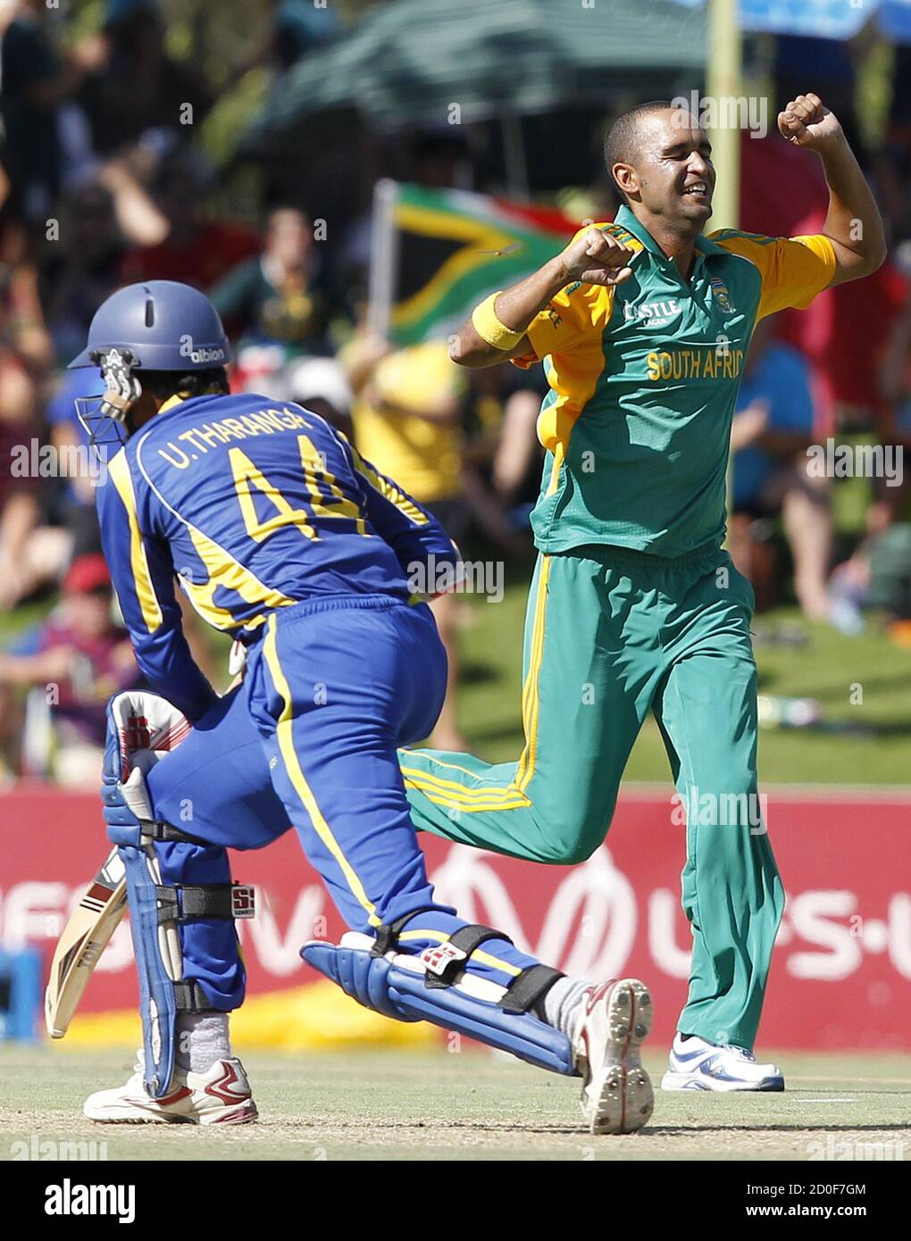Der Südafrikaner Robin Peterson (R) feiert die Entlassung von Sri Lankas Upul Tharanga (L), der von Colin Ingram beim dritten eintägigen internationalen Cricket-Spiel in Bloemfontein am 17. Januar 2012 erwischt wurde. REUTERS/Siphiwe Sibeko (SÜDAFRIKA - Tags: SPORT CRICKET) Stockfoto
