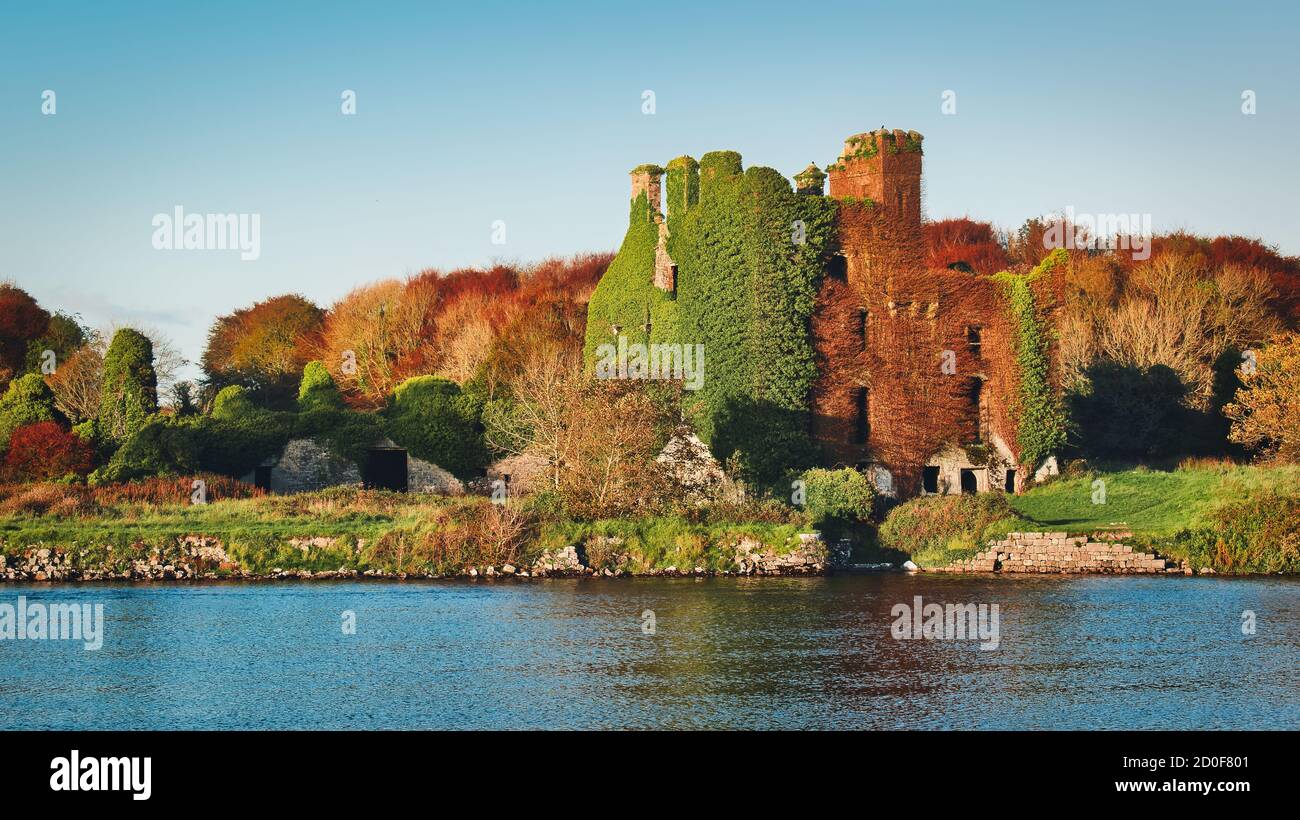 Wunderschöne herbstliche Landschaft des Menlo Schlosses, umgeben von herbstbunten Bäumen am Corrib Fluss in Galway, Irland Stockfoto