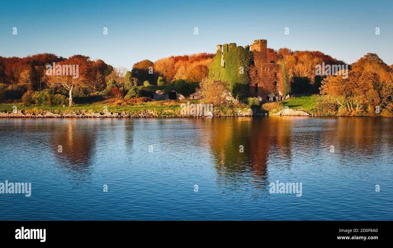 Wunderschöne herbstliche Landschaft des Menlo Schlosses, umgeben von herbstbunten Bäumen am Corrib Fluss in Galway, Irland Stockfoto