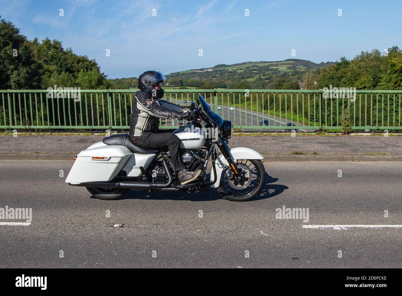2019 weiß Harley-Davidson Flhrxs Road King SP 1868; Motorrad-Fahrer; zwei Rädern Transport, Motorräder, Fahrzeug, Straßen, Motorräder, Motorrad-Fahrer motoring in Chorley, UK Stockfoto