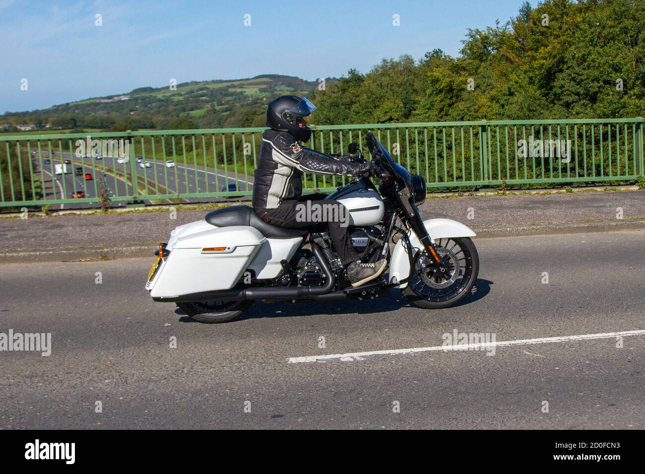 2010 White Harley-Davidson Flhrxs Road King SP 1868; Motorrad Fahrer; zwei Rädern Transport, Motorräder, Fahrzeug, Straßen, Motorräder, Motorradfahrer fahren in Chorley, Großbritannien Stockfoto