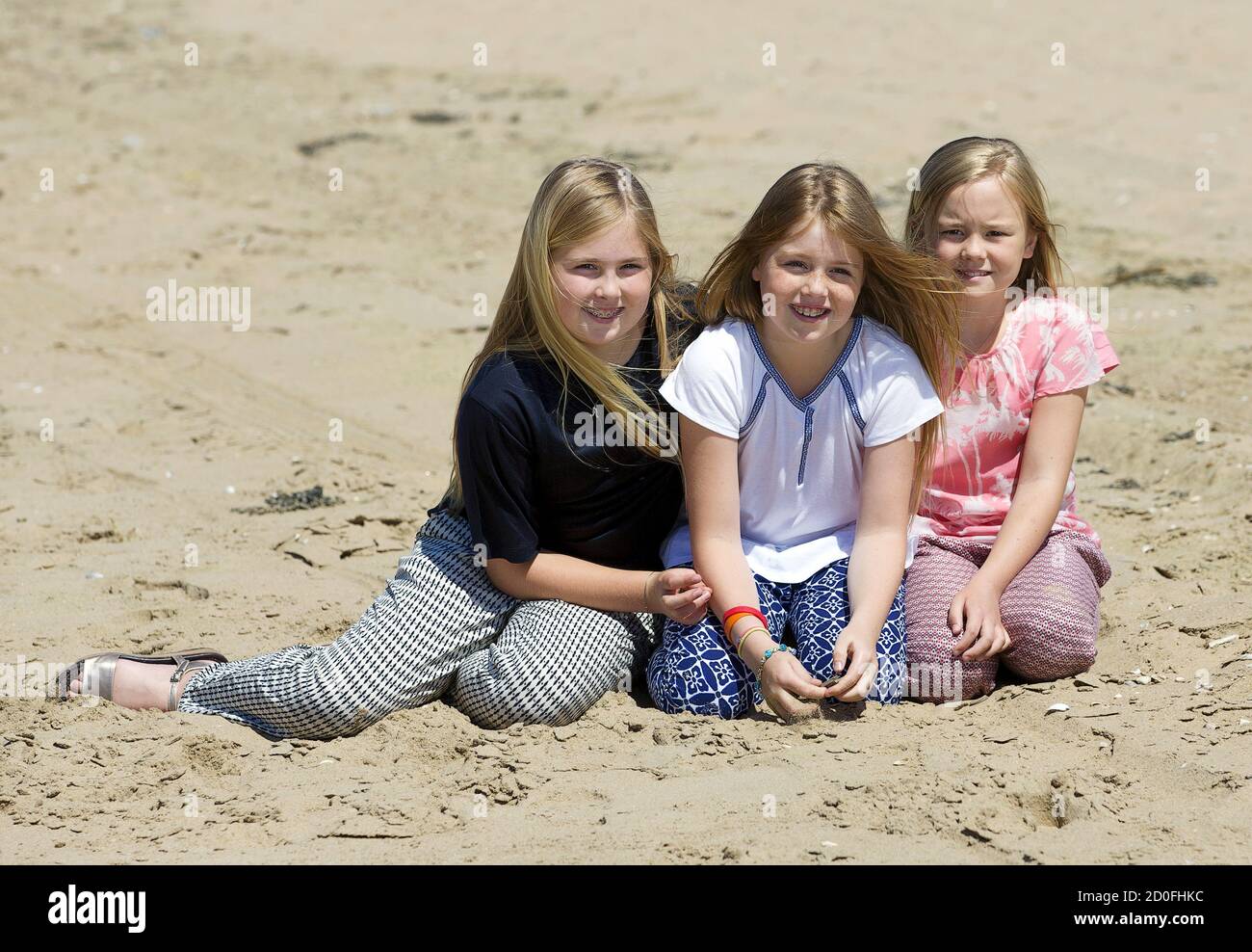 Prinzessinnen Catharina-Amalia (L), Prinzessin Alexia (C) und Prinzessin  Ariane von den Niederlanden posieren für Fotografen am Strand bei  Wassenaar, Niederlande, 10. Juli 2015. REUTERS/Michael Kooren  Stockfotografie - Alamy